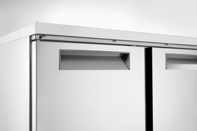 Třídveřový chladicí stůl s pracovní deskou a podstavcem, Arktic, 219L, 230V/152W, 700x1365x(H)855mm